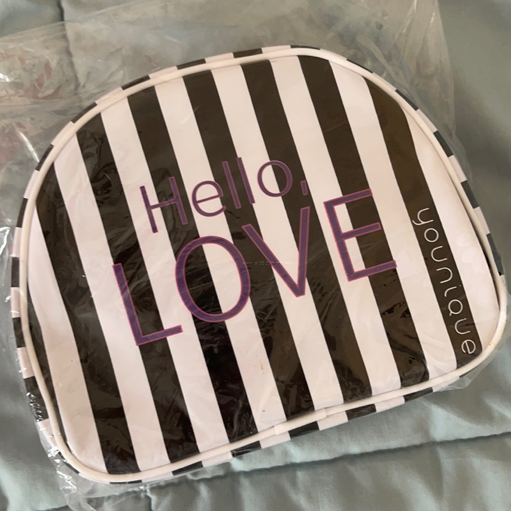 🌻Brand New Younique Makeup Bag🌻